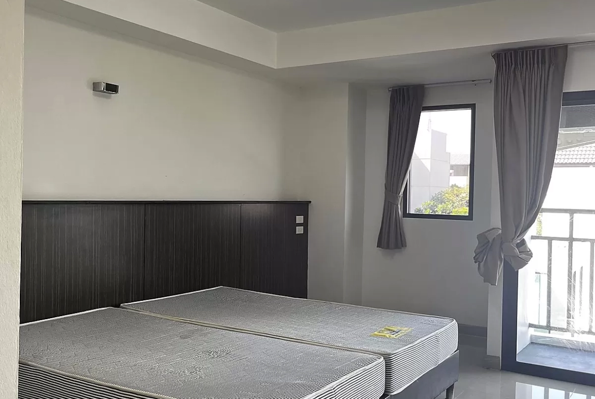 ห้องพักรายเดือนบางนา ผาสุข พาเลซ — ห้องนอนกว้างขวางพร้อม AC