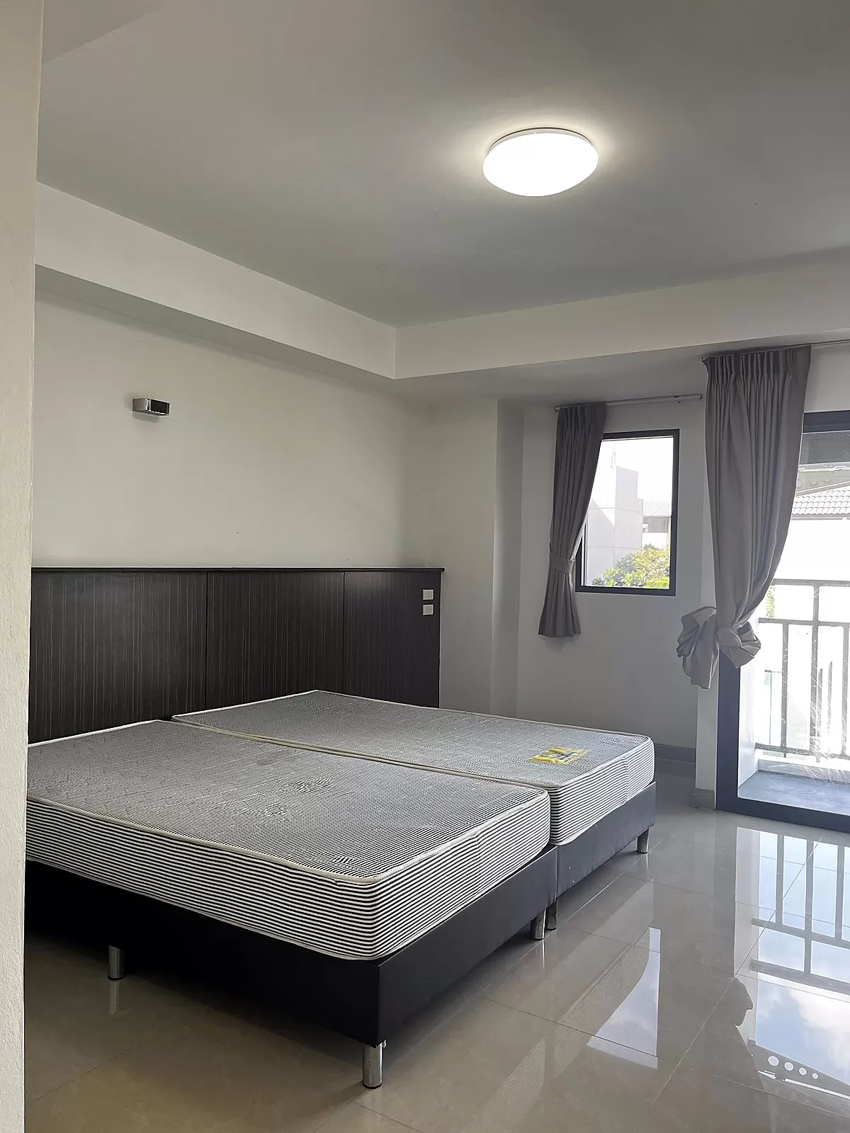 ห้องพักรายเดือนบางนา ผาสุข พาเลซ — ห้องนอนกว้างขวางพร้อม AC