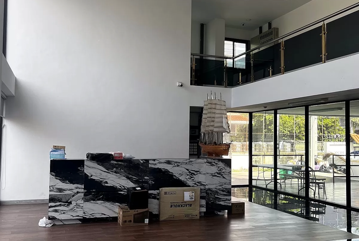 ที่จอดรถ ผาสุข พาเลซ ห้องพักให้เช่า บางนา